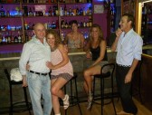 <p>Nuestros amigos de Papua de visita en Eva y Adan</p>